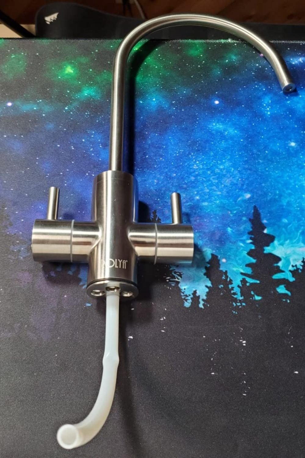 Boiling water tap with an insulated hot water tank under the kitchen sink